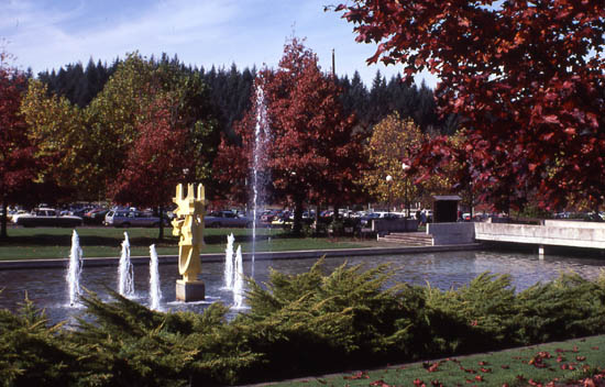 Fountain and west entrance to Lane Community College,